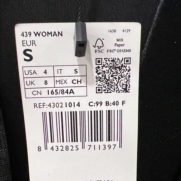 Elegant Black Long Sleeve Velvet Dress - Picture 4 of 4